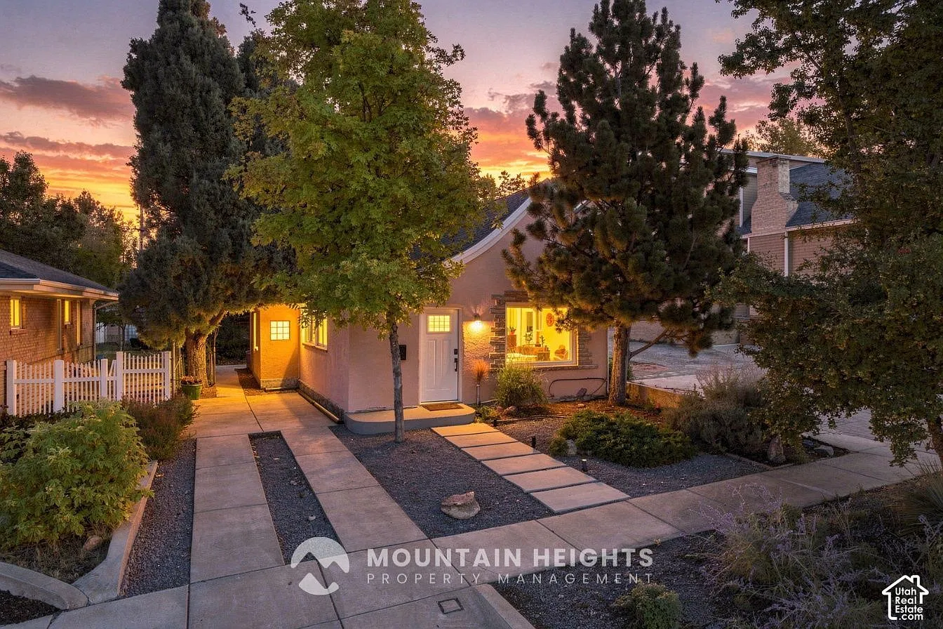 2 bed, 1.0 bath, 1490 sqft, $2,350 — Photo 2