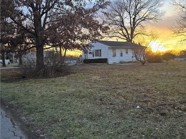 12406 3rd St, Grandview, MO 64030