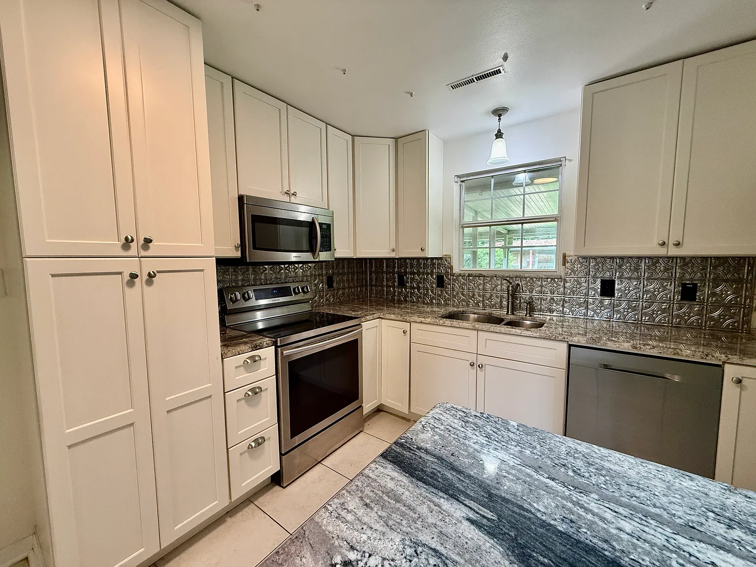 Gulf Breeze Proper 4 Bedroom — Photo 2