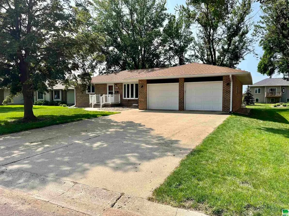 212 E Lincoln St, Elk Point, SD 57025