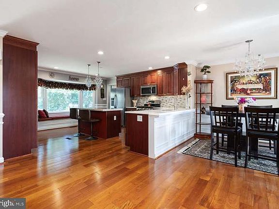 (Kitchen) Open concept kitchen with dining area.