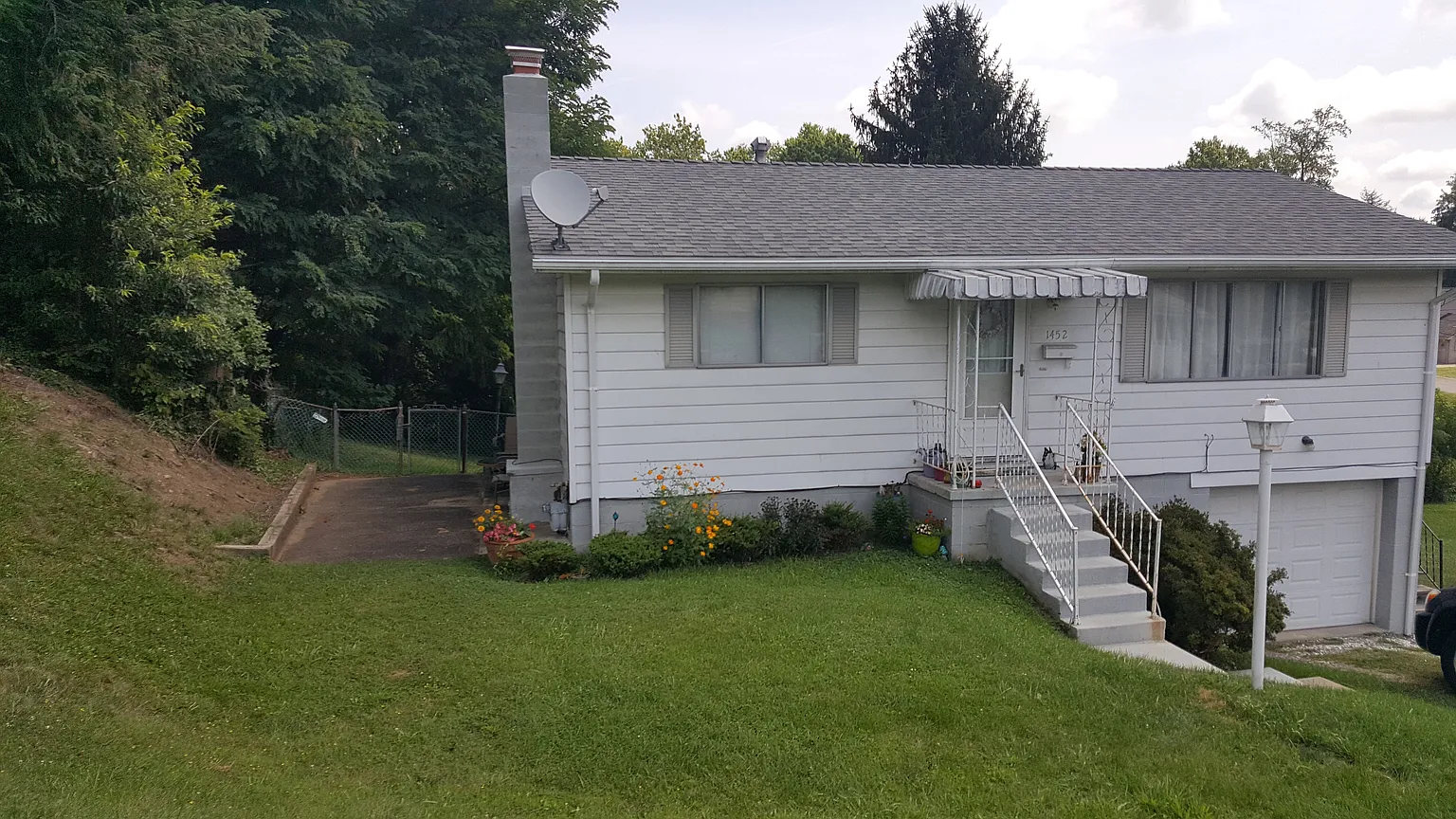 1452 Woodland Dr photo 1