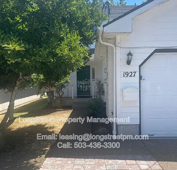 1927 NW Highland Dr — Photo 3