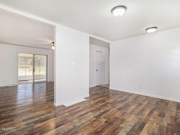3rd image of 125 Pinetree Ln