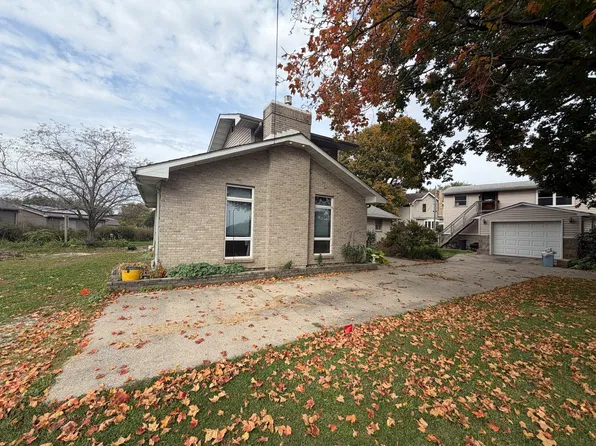 2219 Deets Rd, Sterling, IL 61081