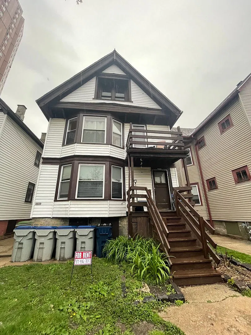 Bright 2 Bed / 1 Bath off Brady St | Free Laundry & Pet-Friendly — Photo 2