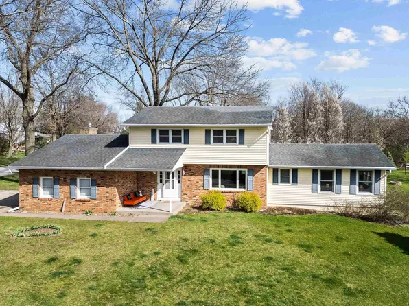 5235 Crestview Heights Ln, Bettendorf, IA 52722