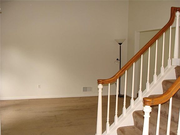 4th image of 29 Erie Cres