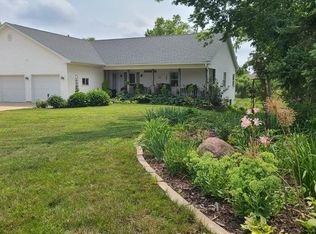 4117 Riverview Rd, Cedar Rapids, IA 52411