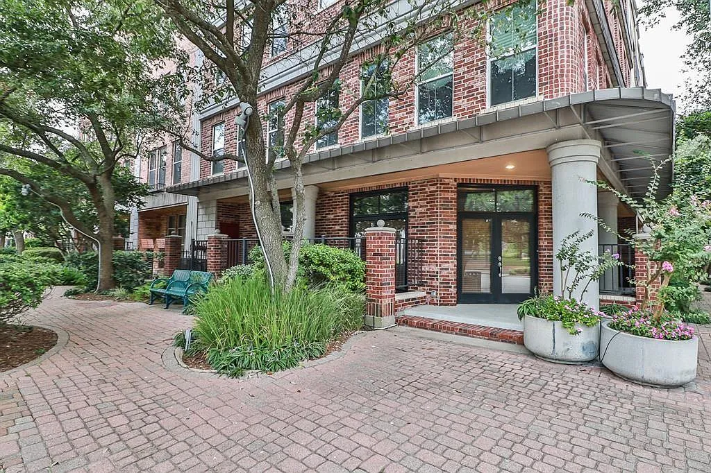 Photo 2 of 11 - 3208 Jackson St #1 - Houston, TX Building Photo - 3208 Jackson St #1