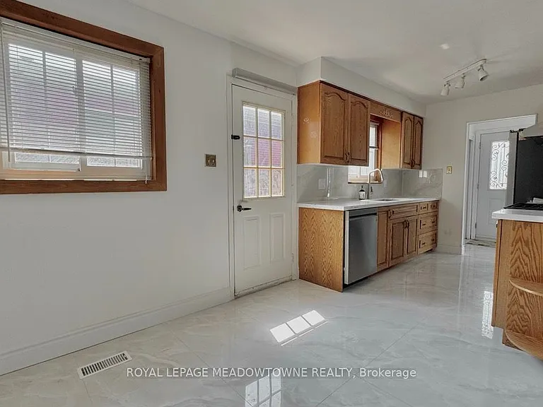 739 Consort Cres — Photo 2