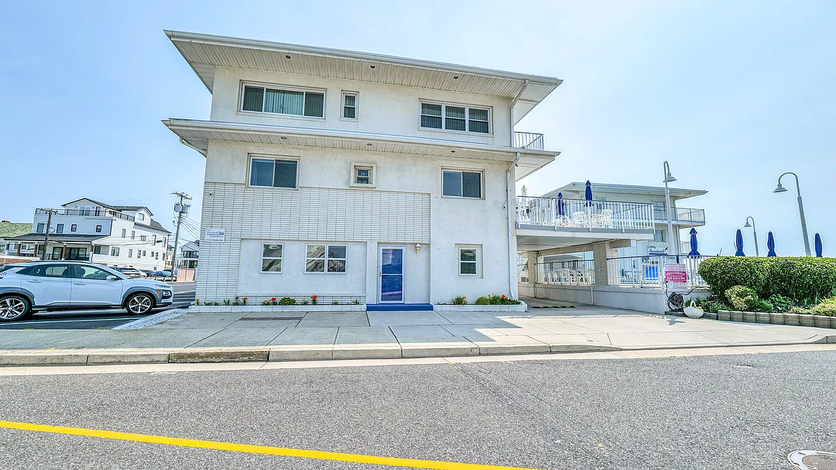 Building Photo - 5800 Boardwalk #100