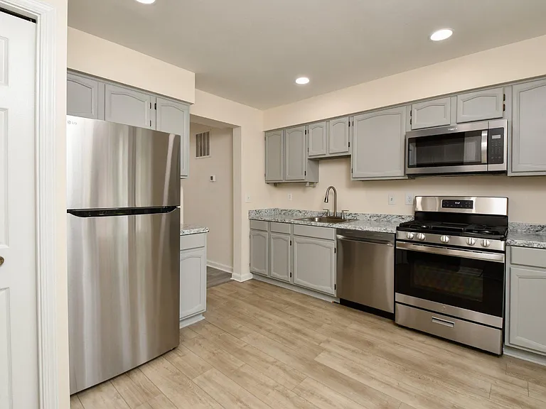 10709 Gideon Ct — Photo 6