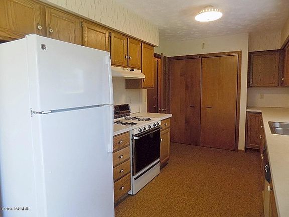 4th image of 970 E 12th St