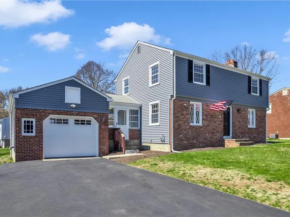 2 Peach Blossom Ln, Smithfield, RI 02828