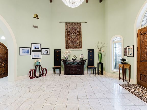 5th image of 319 Country Club Ln