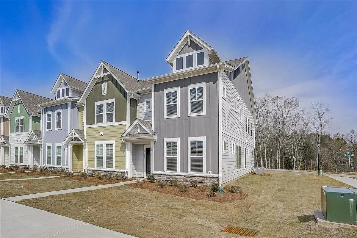 Photo 1 of 40 - Cedar Ridge Townhomes - Charlotte, NC Primary Photo - Cedar Ridge Townhomes