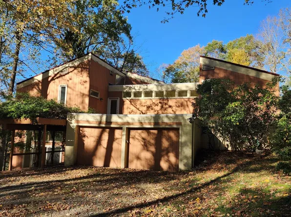 402 Hortontown Rd, Hopewell Junction, NY 12533