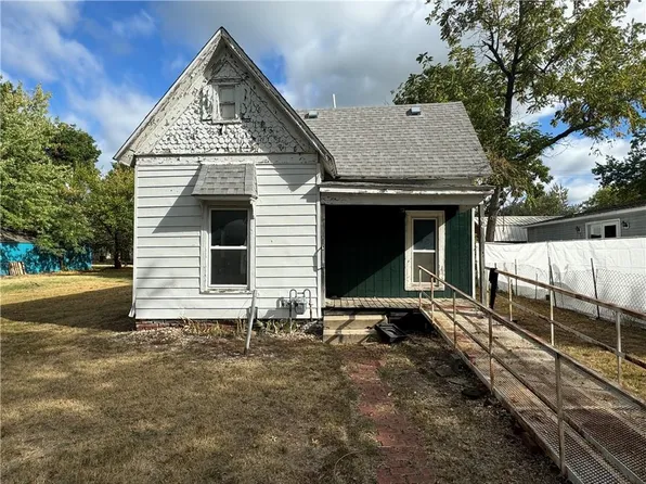 904 W 4th St, Coffeyville, KS 67337