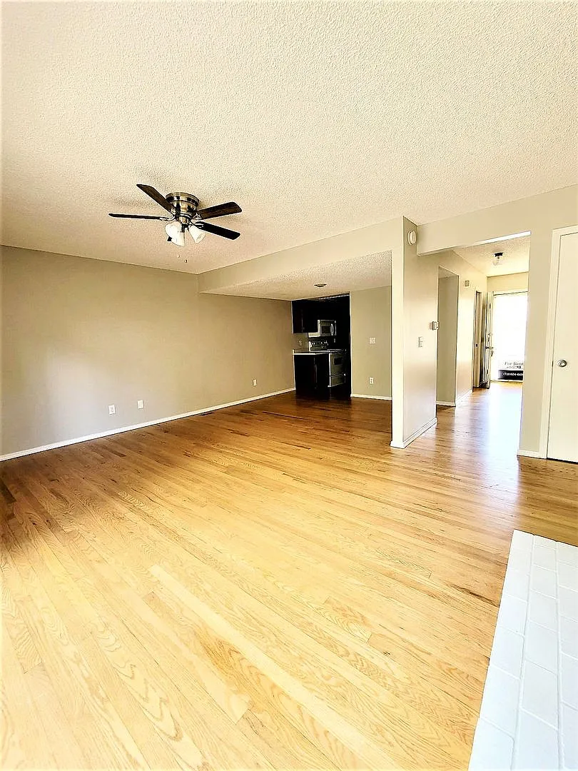 Well Maintained Townhome with Semi-private patio! — Photo 3
