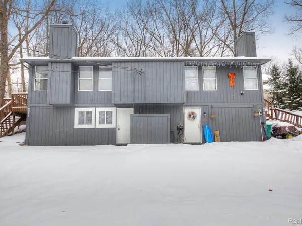 9313 Van Antwerp Rd, Brighton, MI 48116