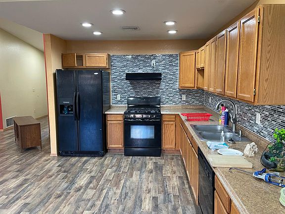 5th image of 3025 W Country Hill Dr