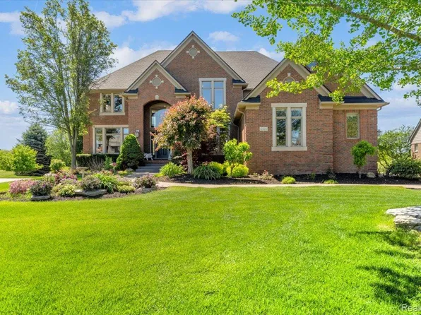 2424 Pebble Beach Dr, Oakland, MI 48363