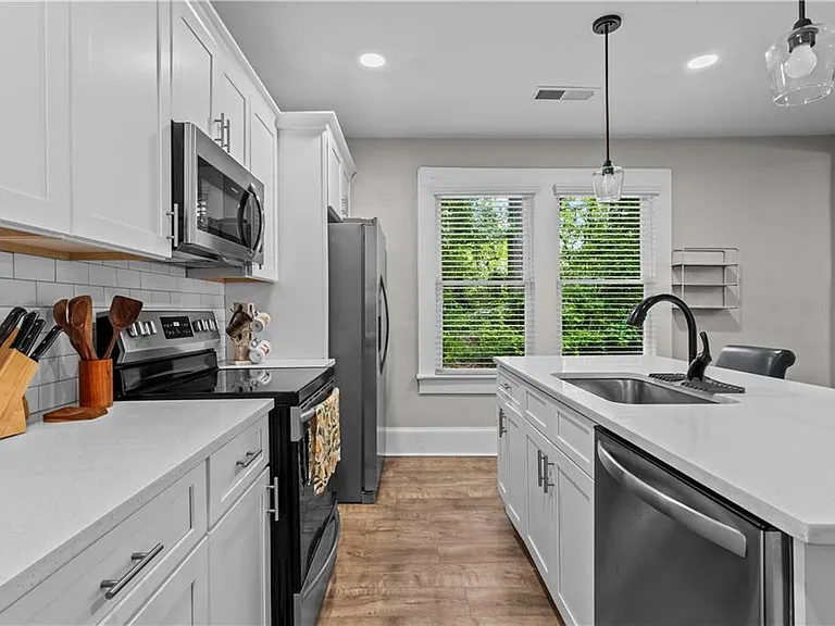 285 Henry St SE — Photo 13