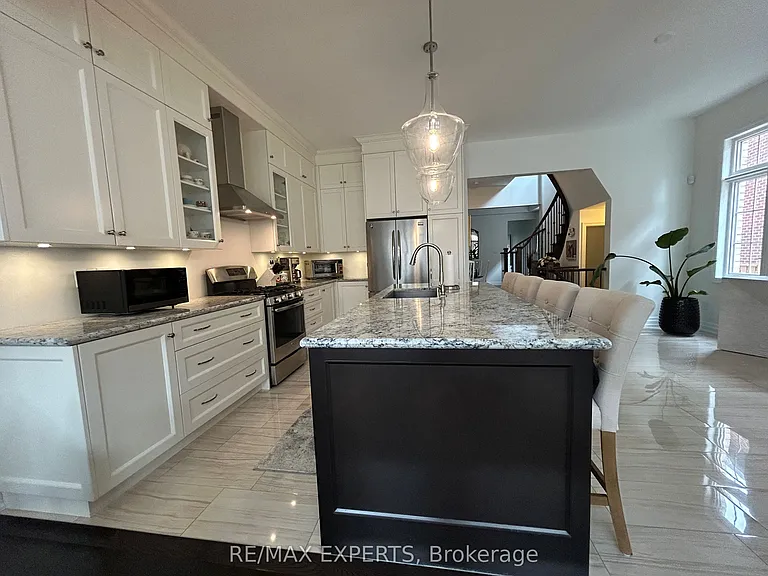 77 Robert Berry Cres — Photo 2