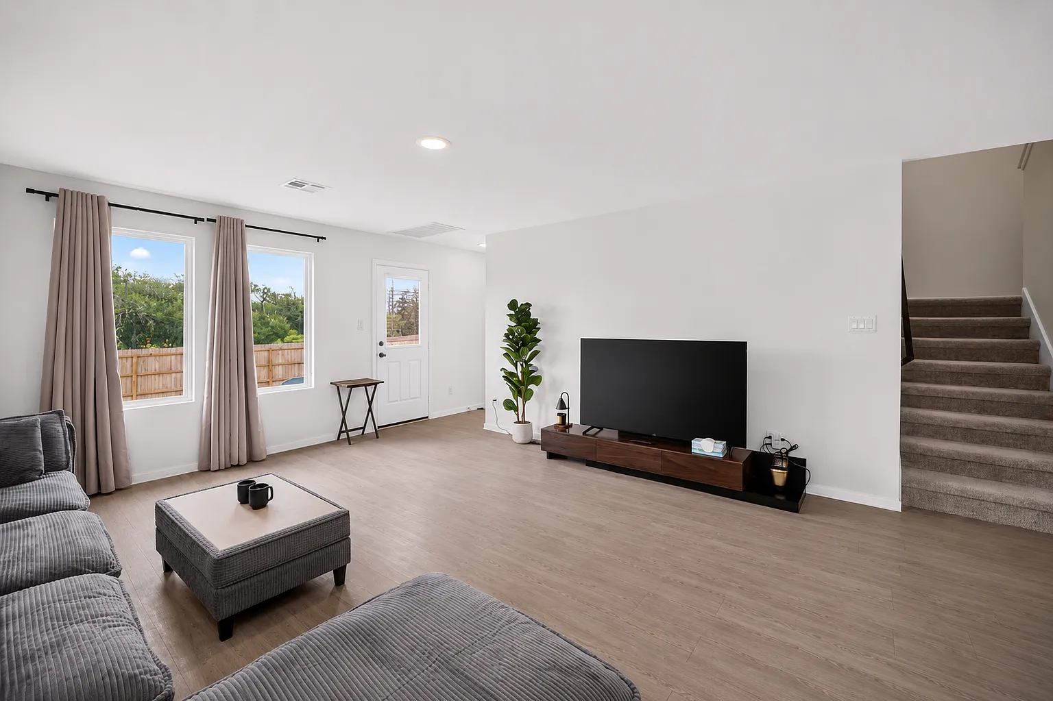 4 bed, 1900 sqft, $3,200 — Photo 2