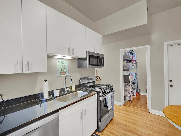 2548 N Burling St — Photo 11