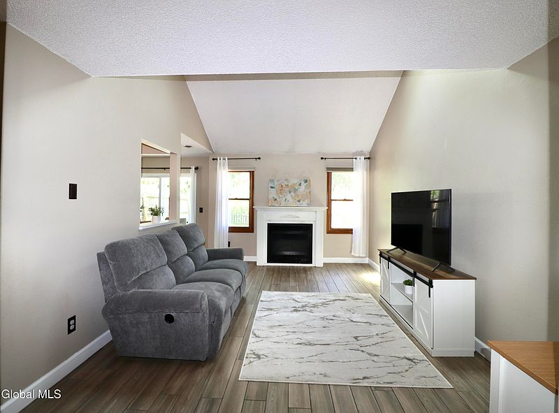 5th image of 42 Westchester Drive