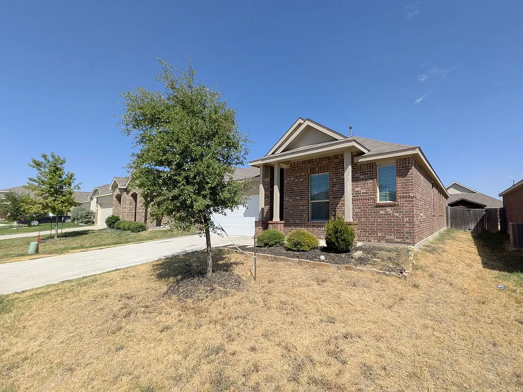4 bed, 2.0 bath, 1996 sqft, $2,150 — Photo 4