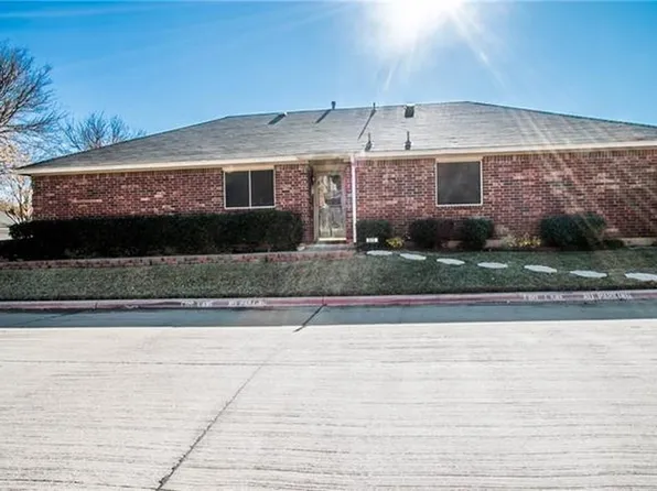 905 Palomino Dr, Euless, TX 76039