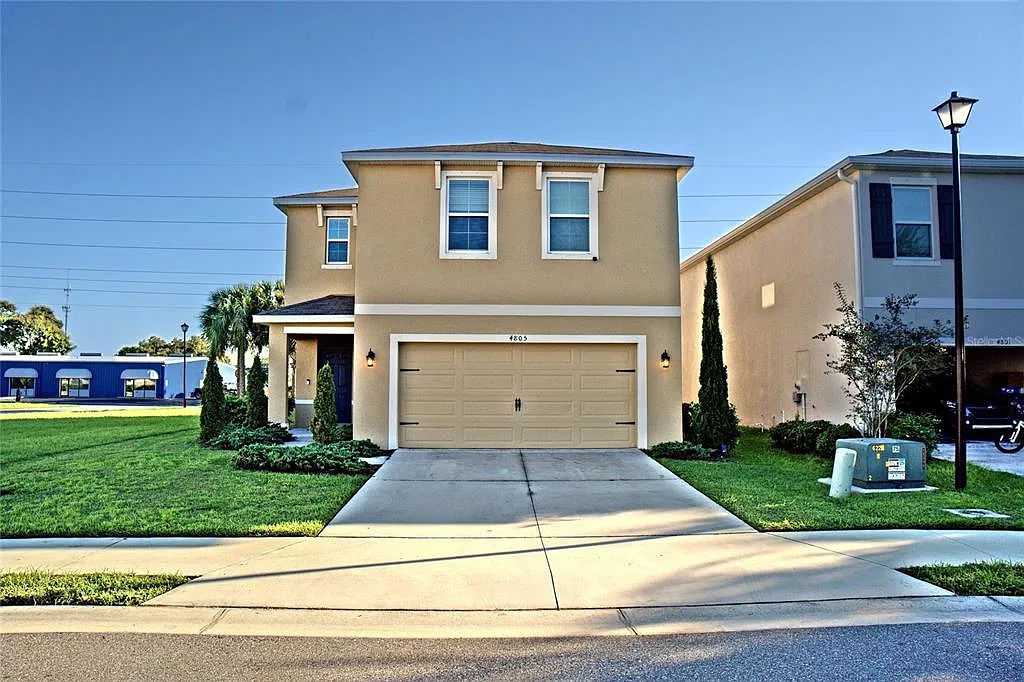 4 bed, 2.5 bath, 2289 sqft, $3,500 — Photo 2