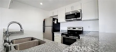 420 Redondo Ave — Photo 3