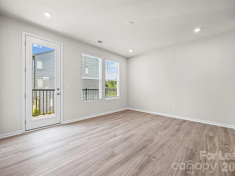 5640 Kingspan Dr — Photo 10