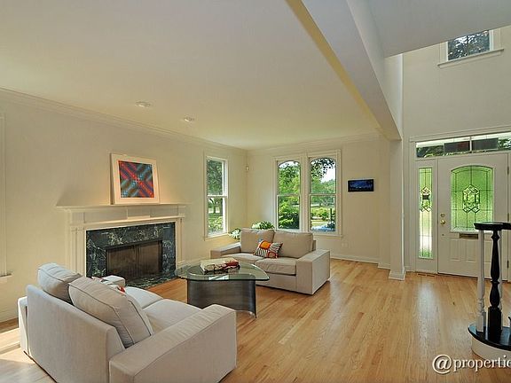 Foyer/Living Room