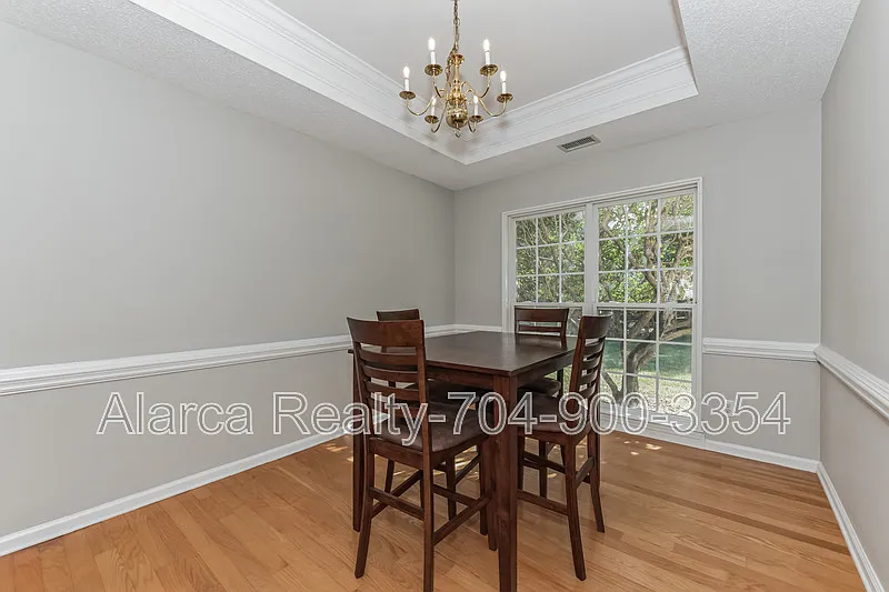 4 bed, 2200 sqft, $2,600 — Photo 4