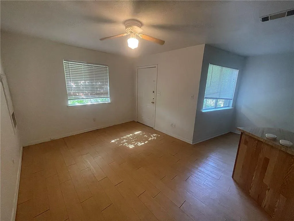 1 bed, 1.0 bath, 2012 sqft, $775 — Photo 2