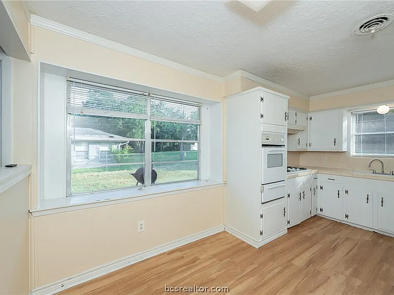 2317 Carter Creek Pkwy — Photo 6