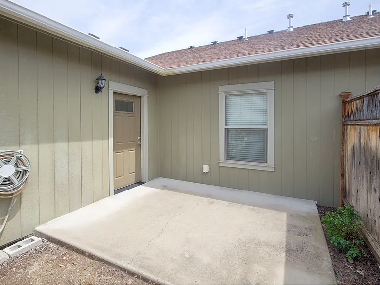 741 SW Kinsington Ct — Photo 9