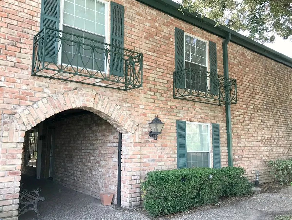 Building Photo - Live Oak Gardens