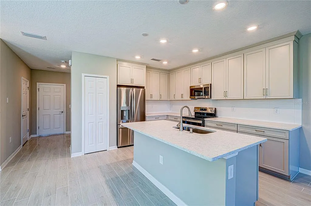 3 bed, 2.5 bath, 1836 sqft, $2,350 — Photo 3