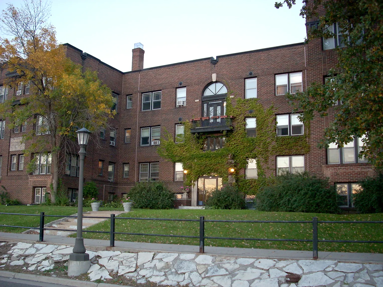 Cambridge Court — Photo 1