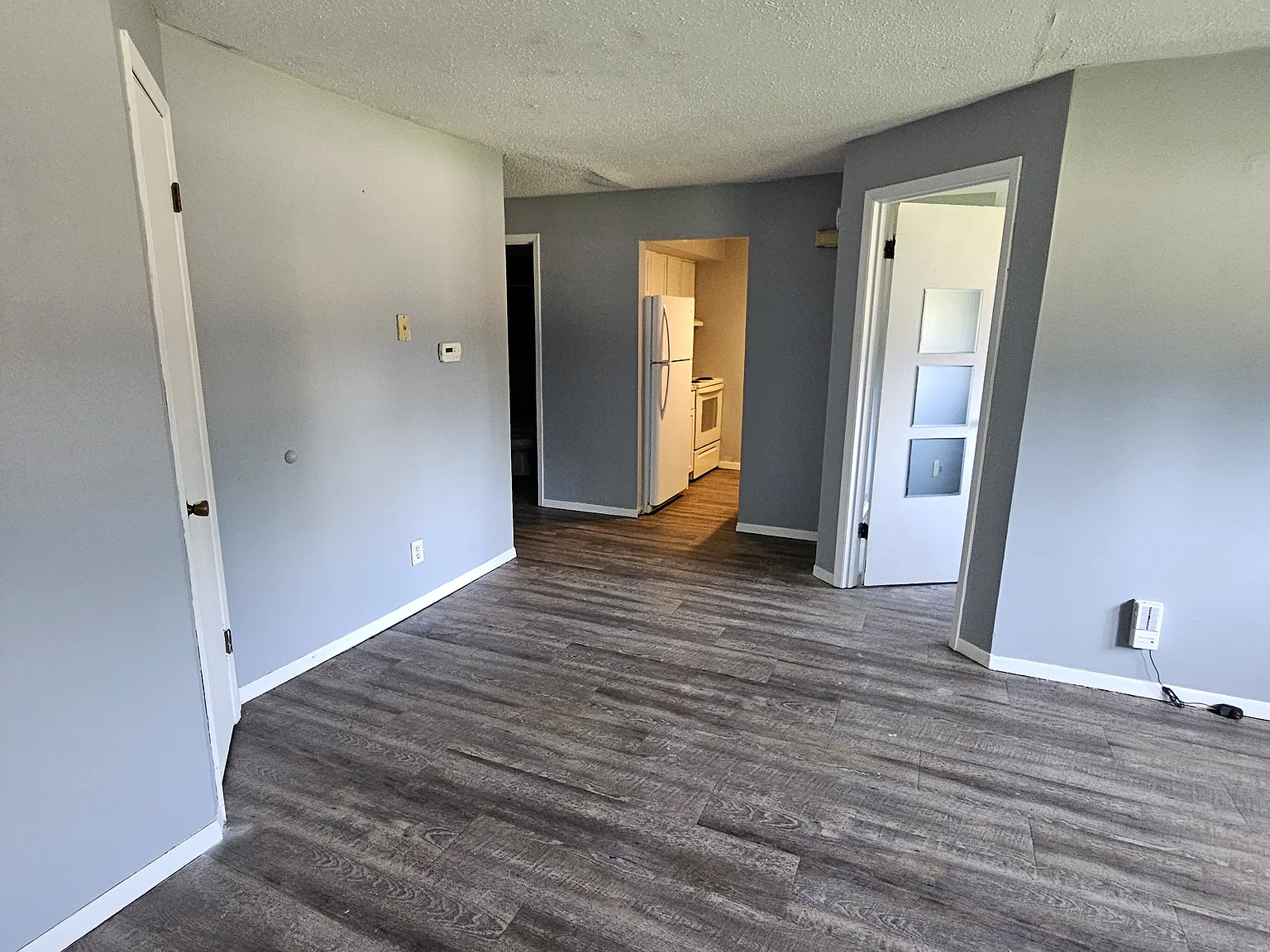 2330 E Locust St — Photo 2