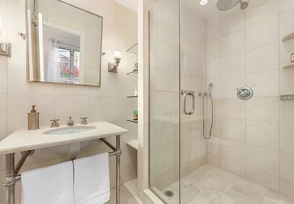 5th image of 61 E 77th St