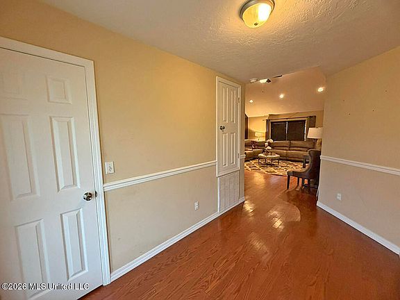 3rd image of 1278 Hillard Howell Rd