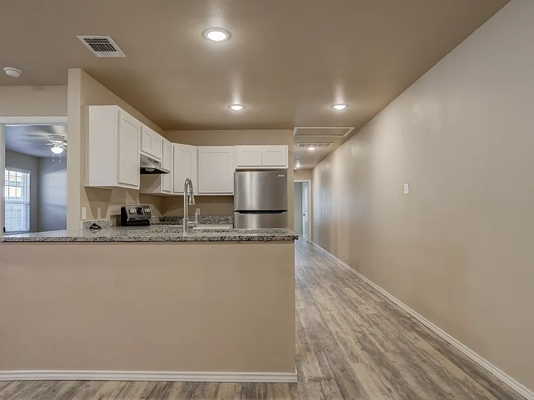1009 Preston Trl — Photo 12