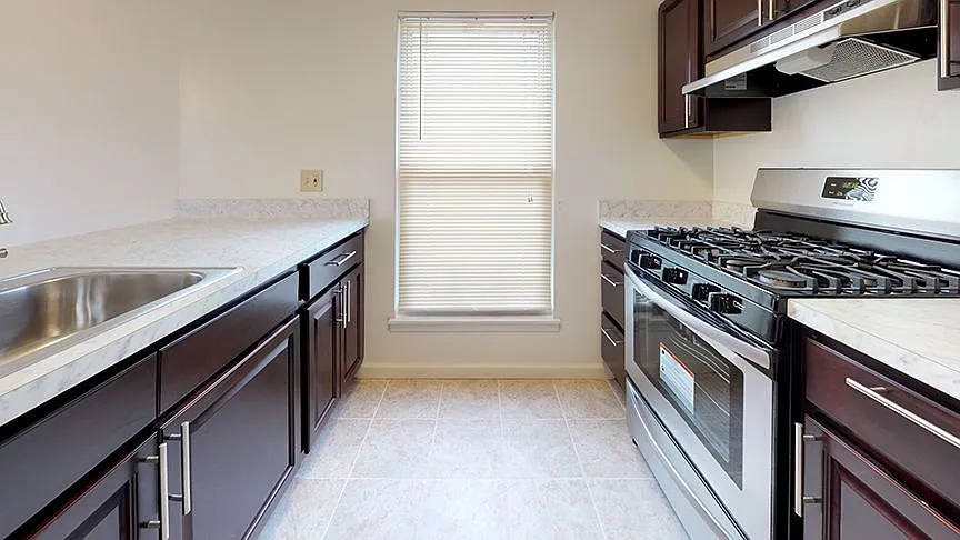 Lakeview Apartments — Photo 4